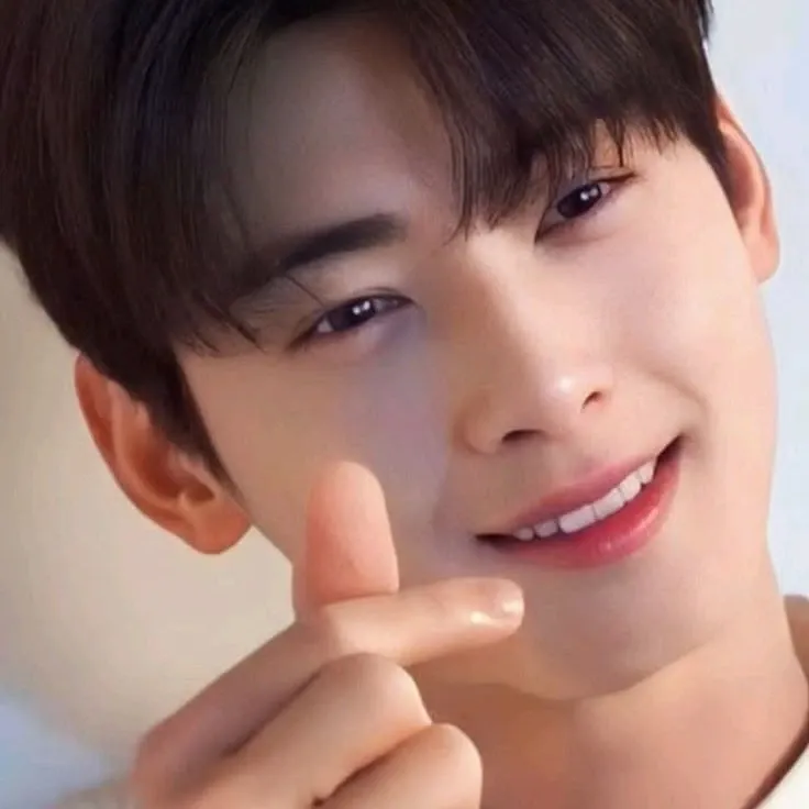 Behind-the-scenes cut of Cha Eunwoo