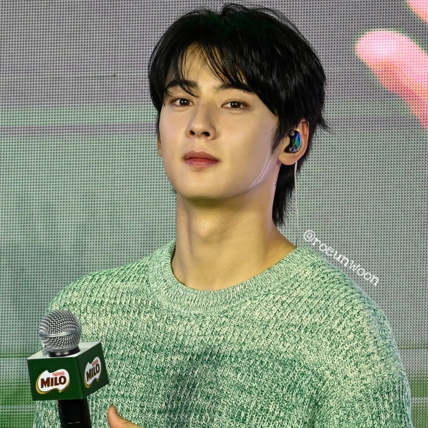 Behind-the-scenes cut of Cha Eunwoo