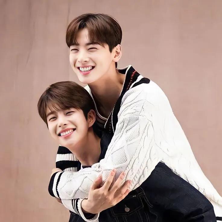 Behind-the-scenes cut of Cha Eunwoo