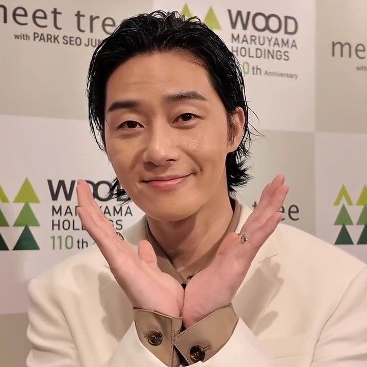 A moment captured by a fan of Park Seojoon