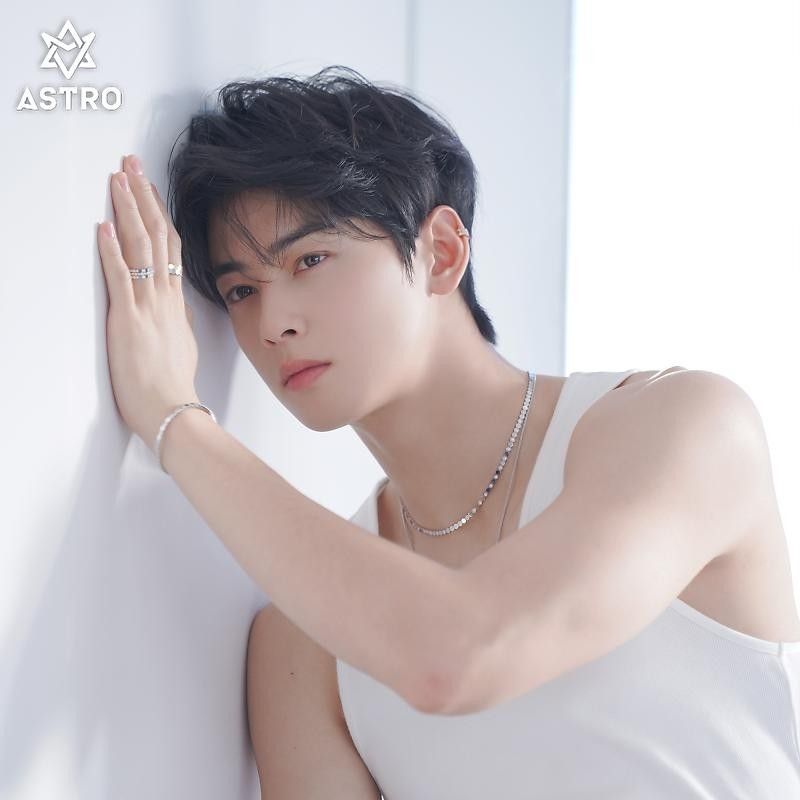 Latest photo of Cha Eunwoo