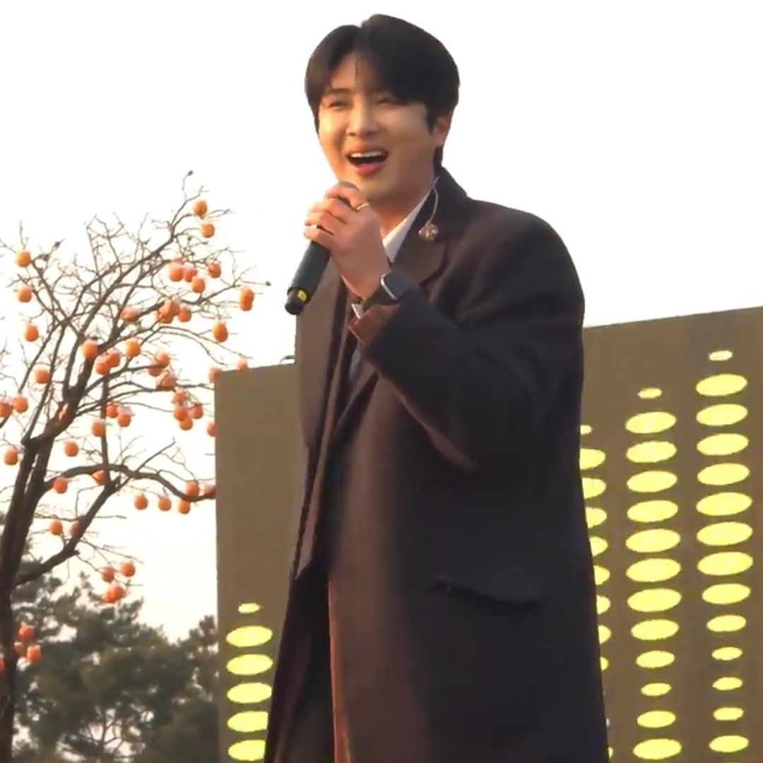 A moment captured by a fan of Hwang Yunsung