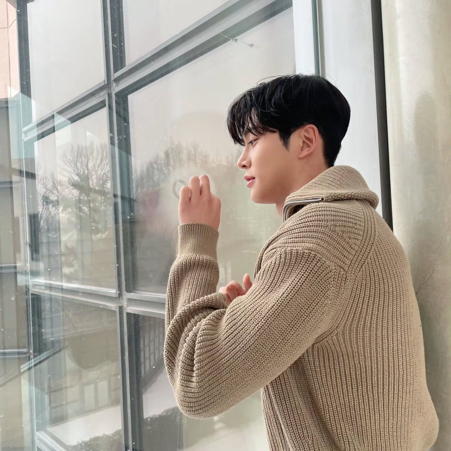 Behind-the-scenes cut of Rowoon