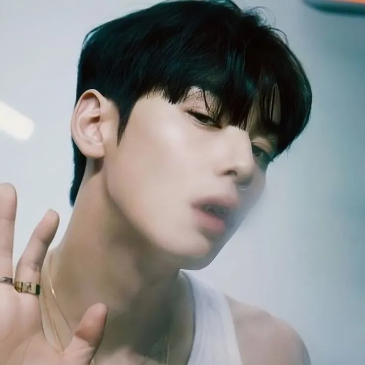 Behind-the-scenes cut of Cha Eunwoo