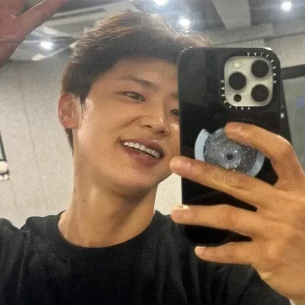오늘 가장 핫한 셀럽 커뮤니티 피드