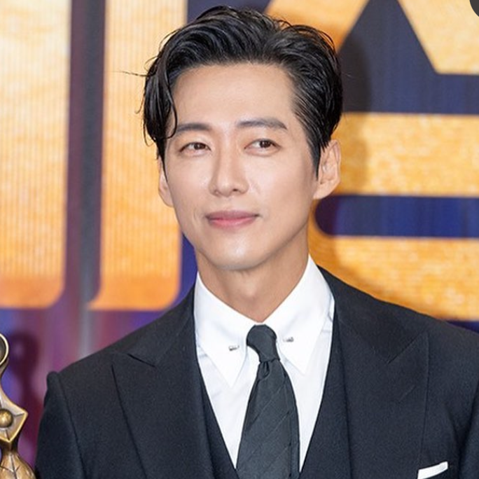 Behind-the-scenes cut of Namkoong Min