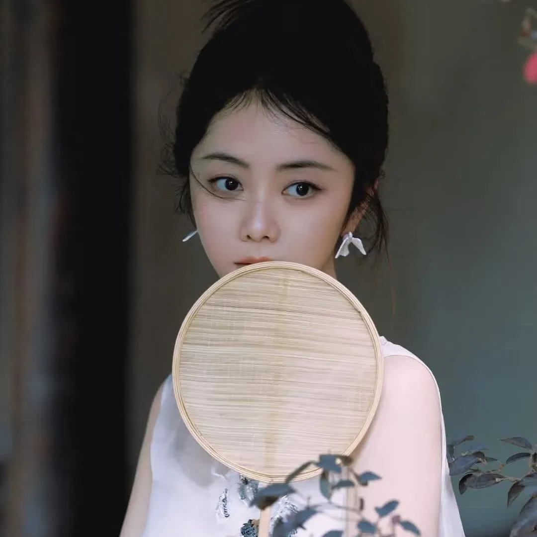 Behind-the-scenes cut of Tan Song Yun