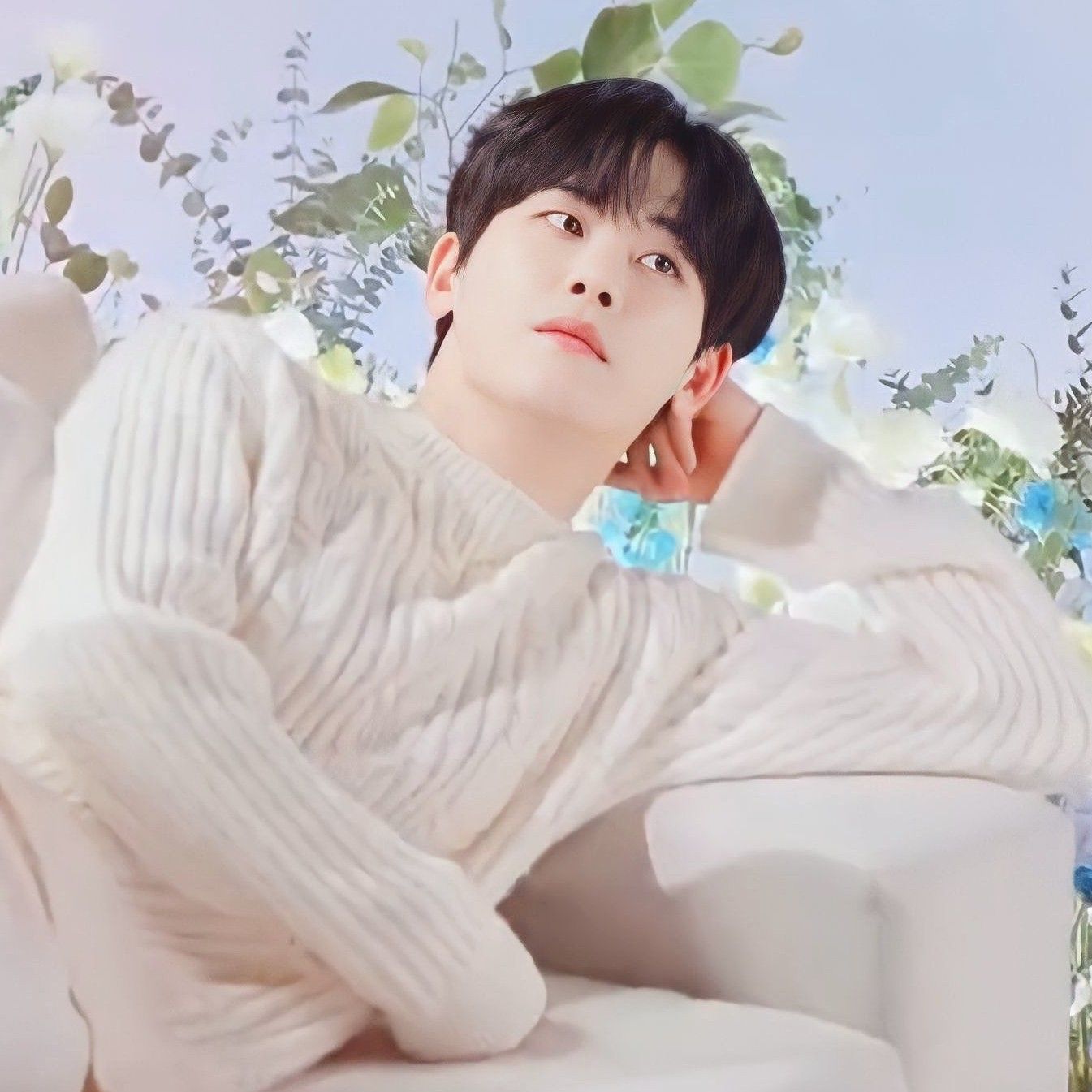 Behind-the-scenes cut of Hoya