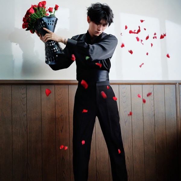 Today’s standout profile photo of Zhou Yiran on Choeaedol Celeb