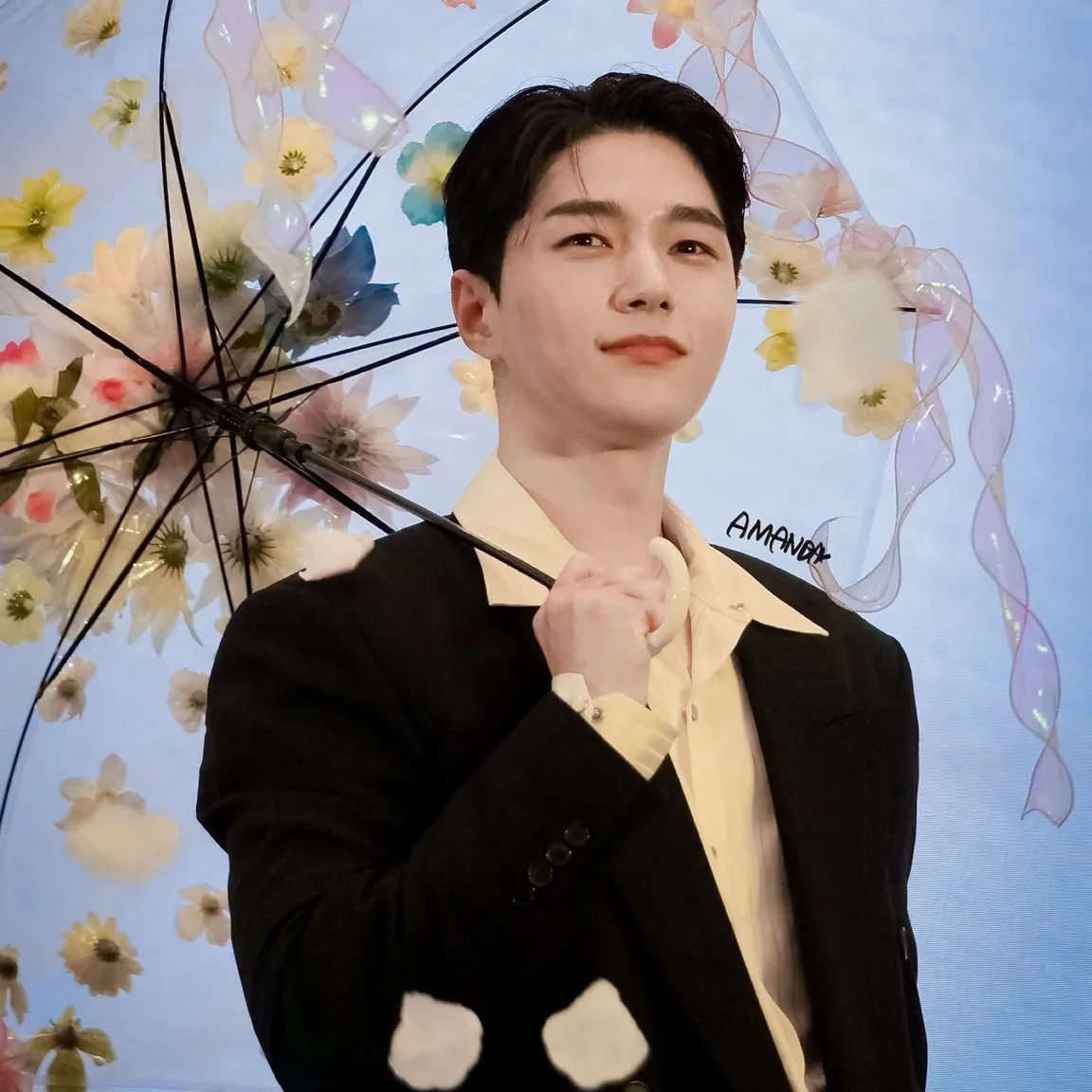 A moment captured by a fan of Kim Myungsoo (L)