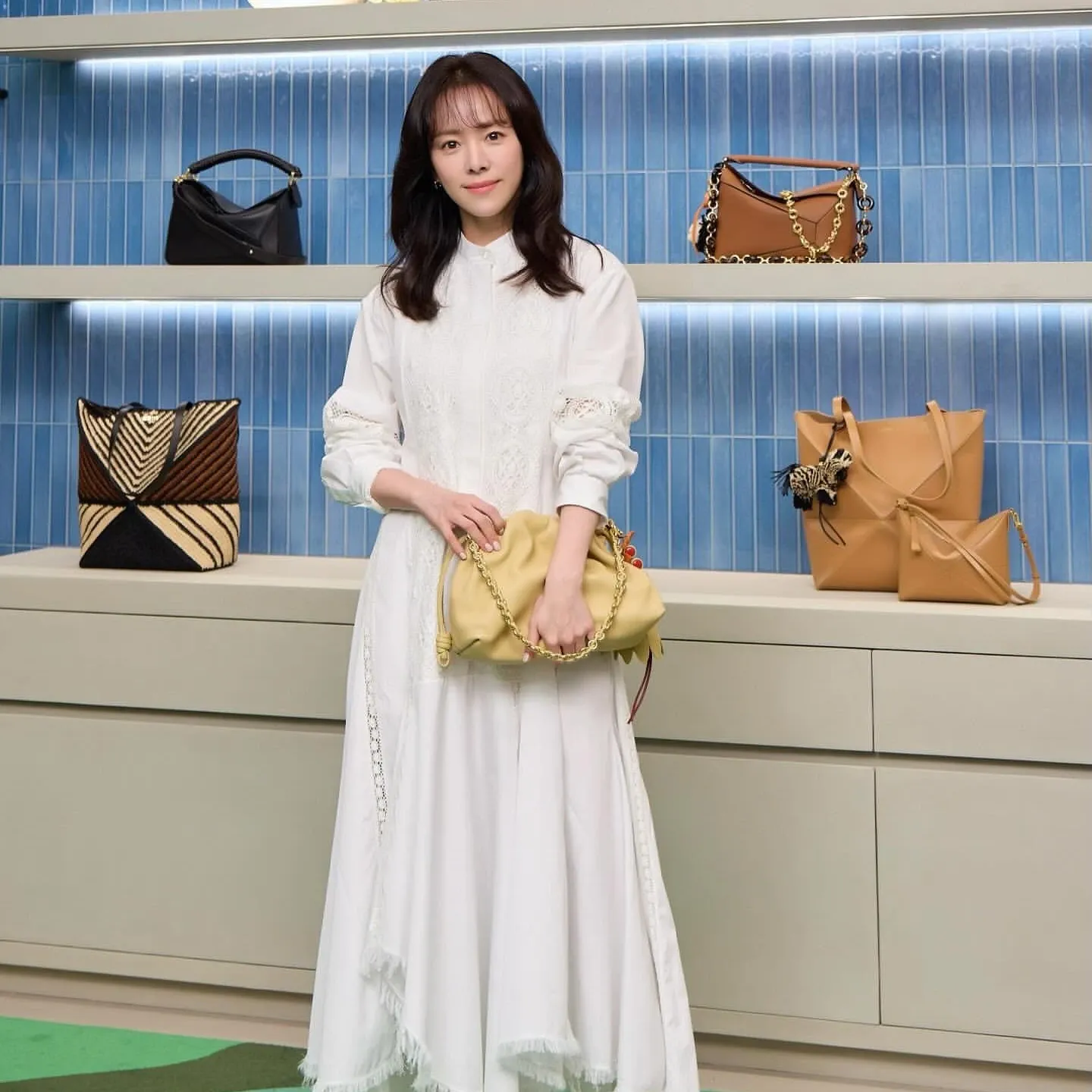 Behind-the-scenes cut of Han Jimin