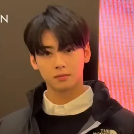 A moment captured by a fan of Cha Eunwoo