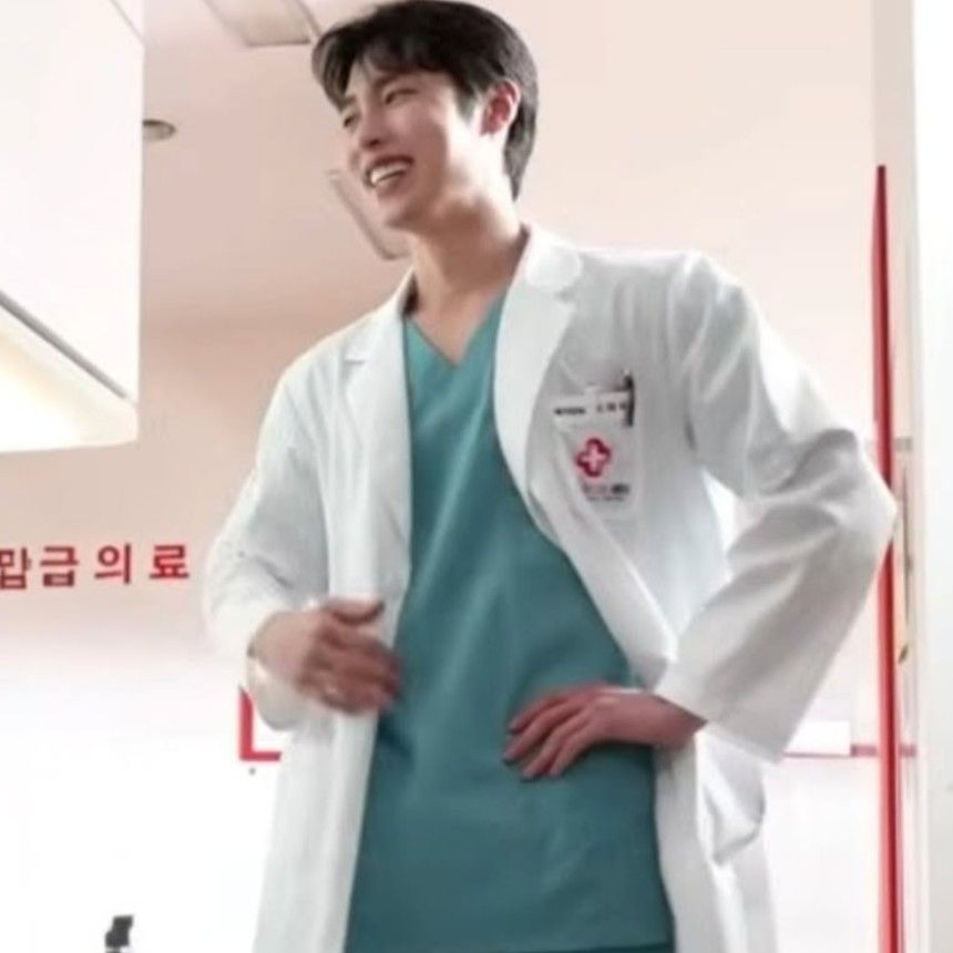 A moment captured by a fan of Lee Jaewook