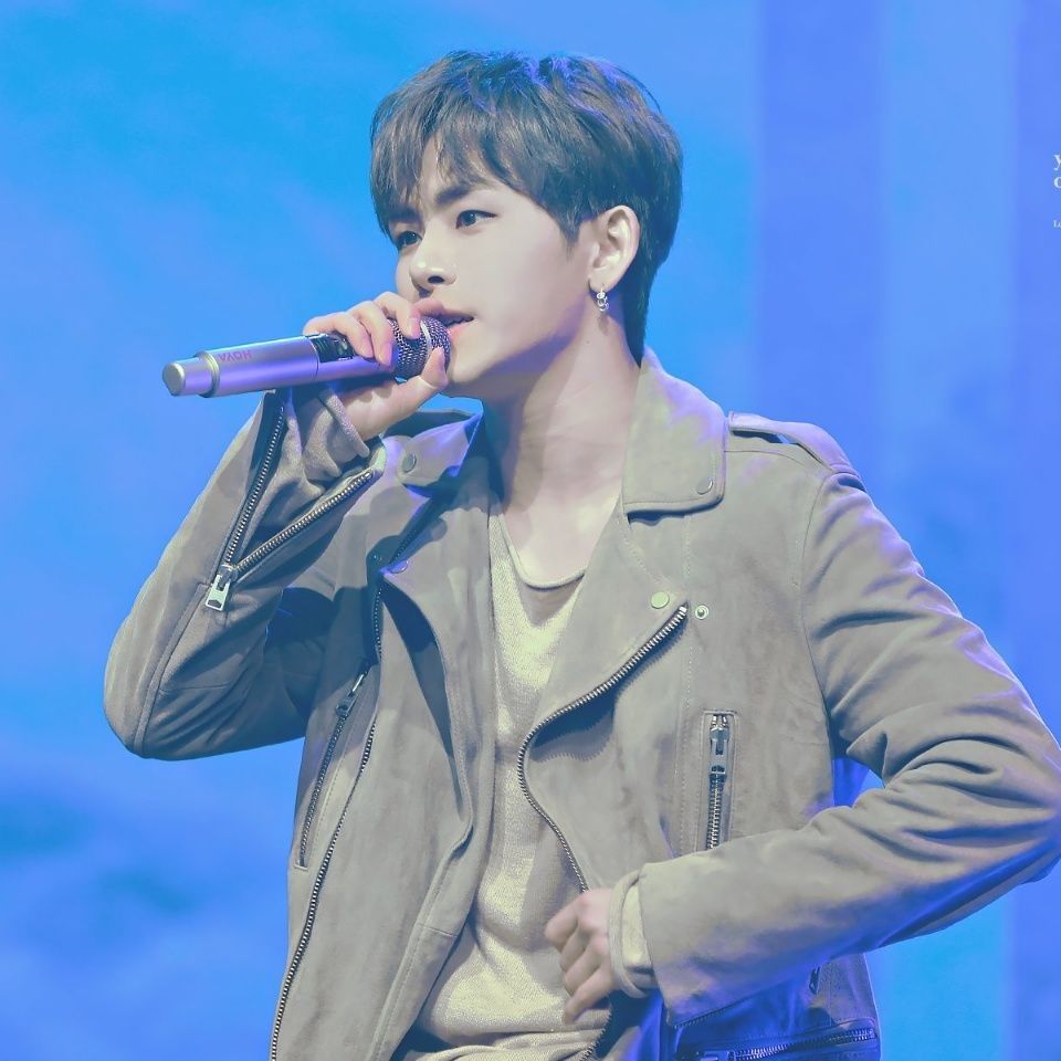 Behind-the-scenes cut of Hoya