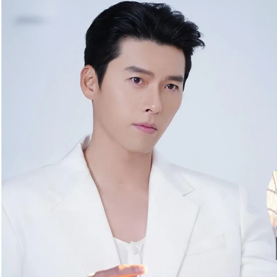 Momen yang diabadikan oleh penggemar Hyun Bin