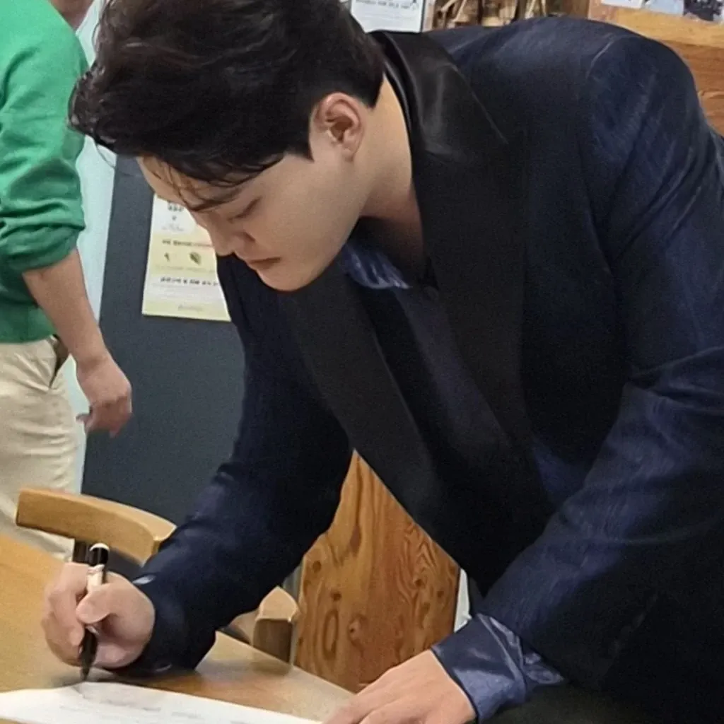A moment captured by a fan of Kim Kyungmin