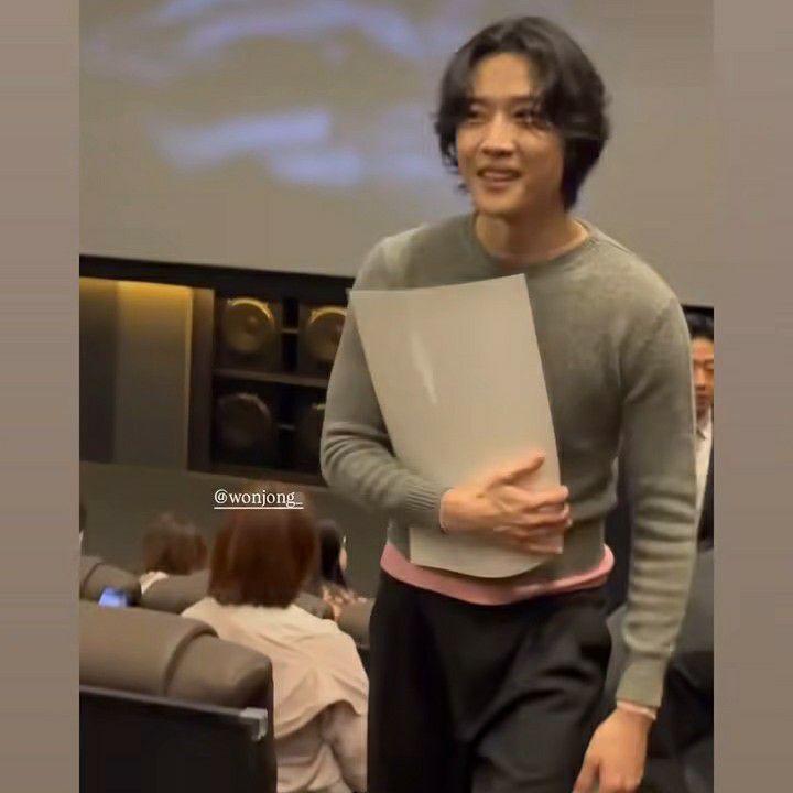 Behind-the-scenes cut of Lee Jongwon