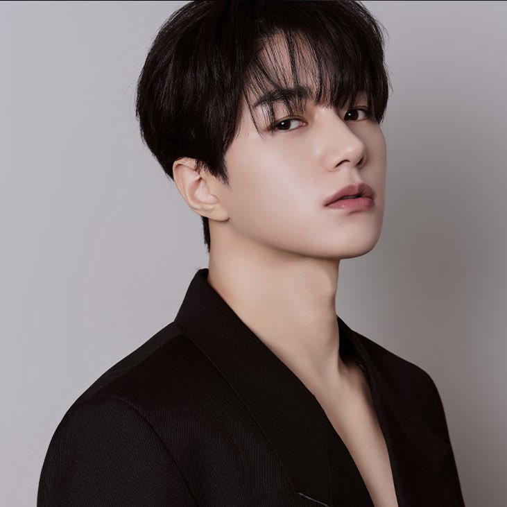 Behind-the-scenes cut of Kim Myungsoo (L)