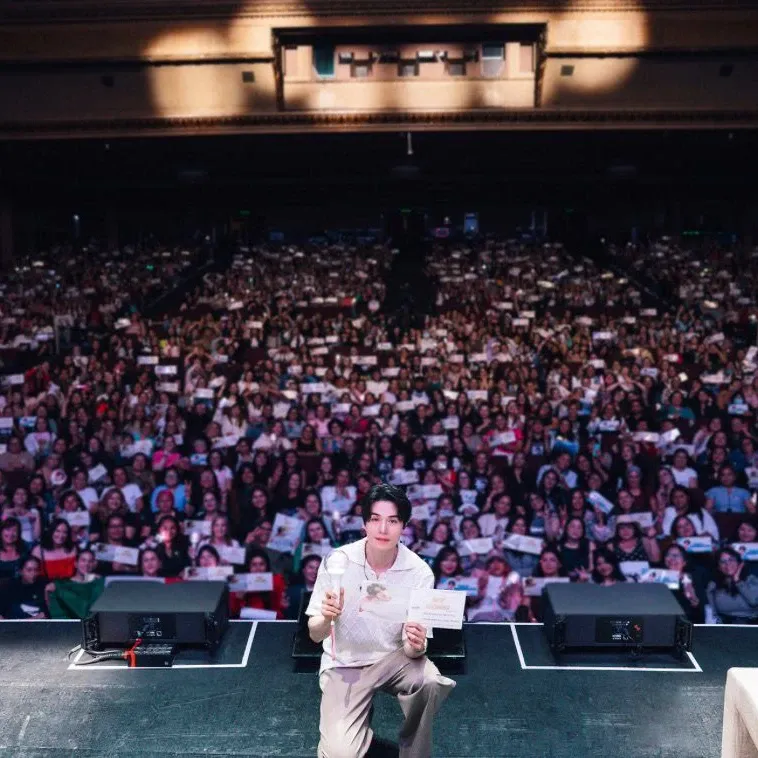 Behind-the-scenes cut of Lee Dongwook