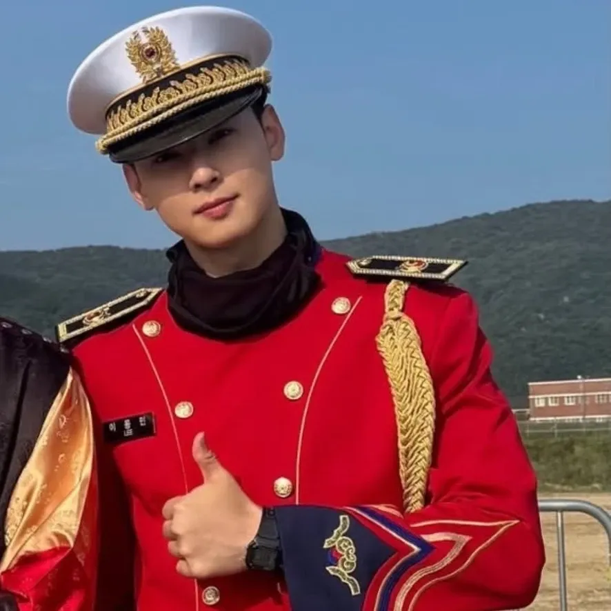 Behind-the-scenes cut of Cha Eunwoo