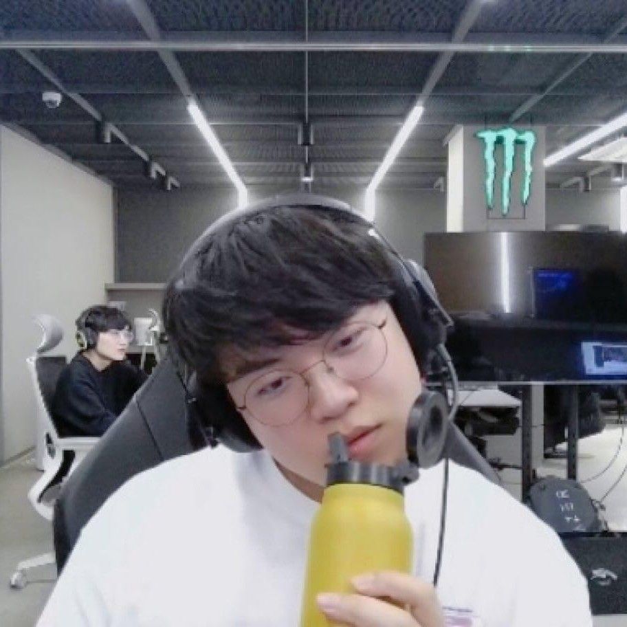 Behind-the-scenes cut of Gumayusi