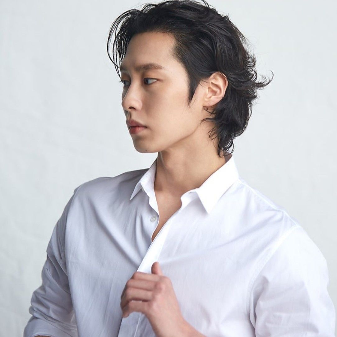 Behind-the-scenes cut of Lee Jaewook