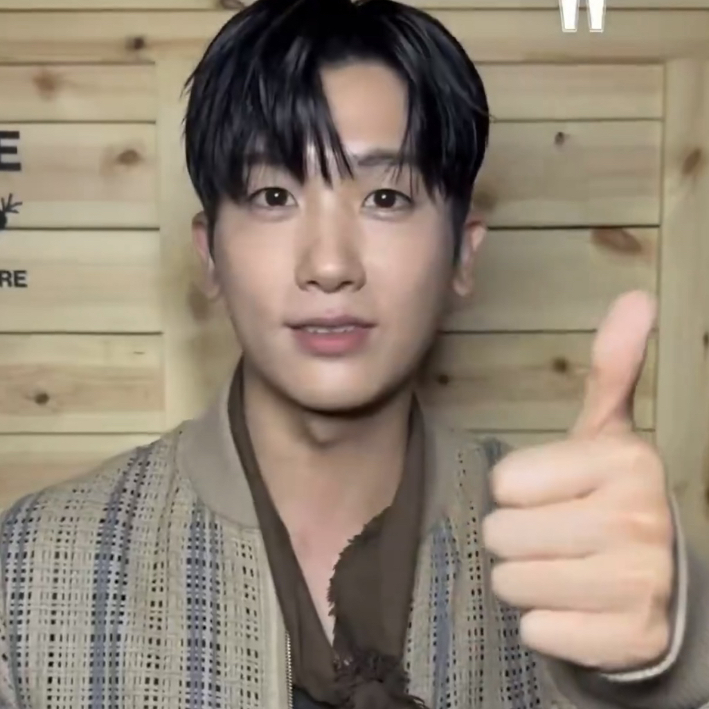 A moment captured by a fan of Park Hyungsik