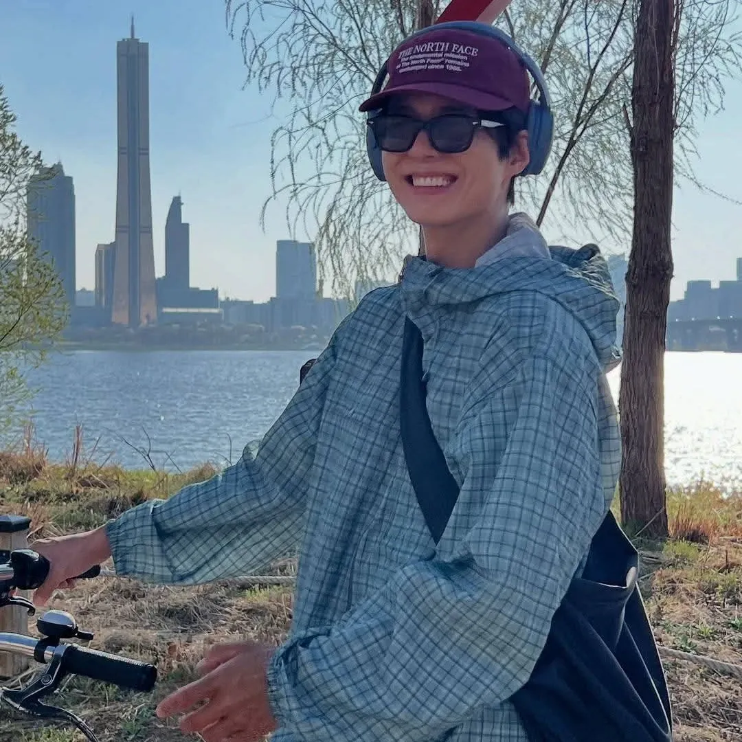 A moment captured by a fan of Park Bogum