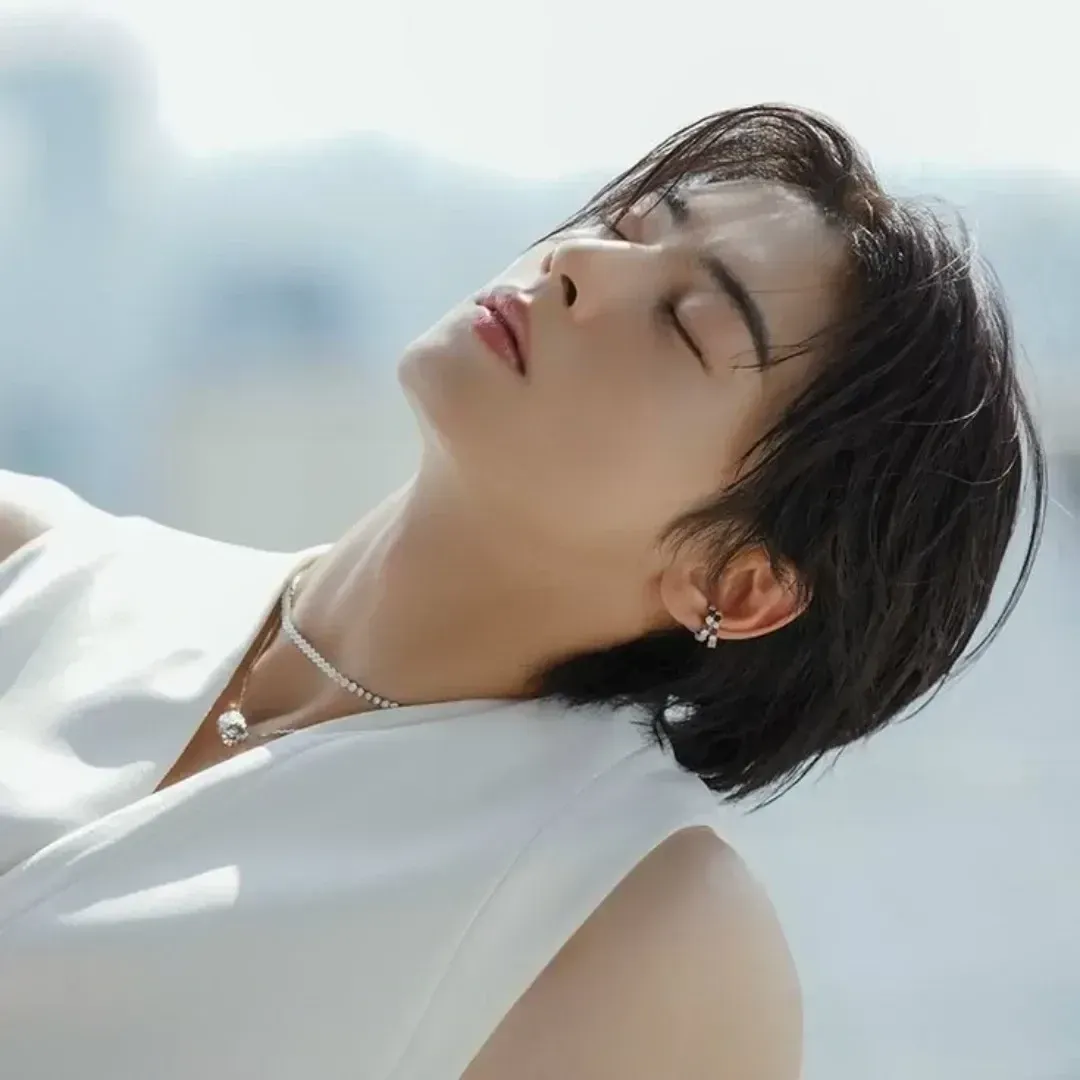 Behind-the-scenes cut of Cha Eunwoo
