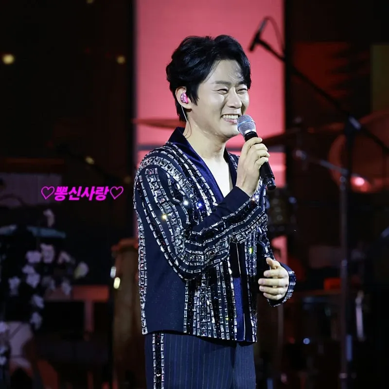 A moment captured by a fan of Kang Moonkyung