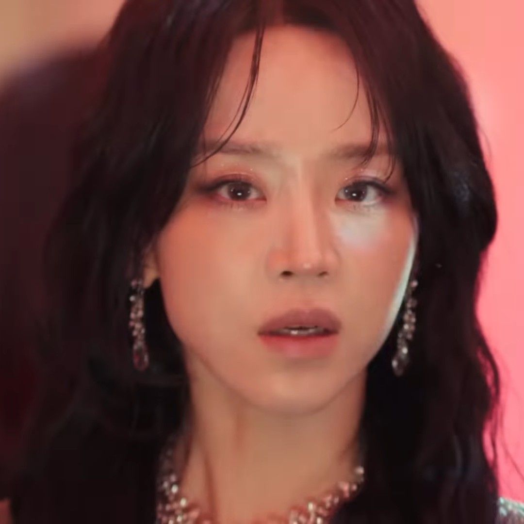 Behind-the-scenes cut of Shin Haesun