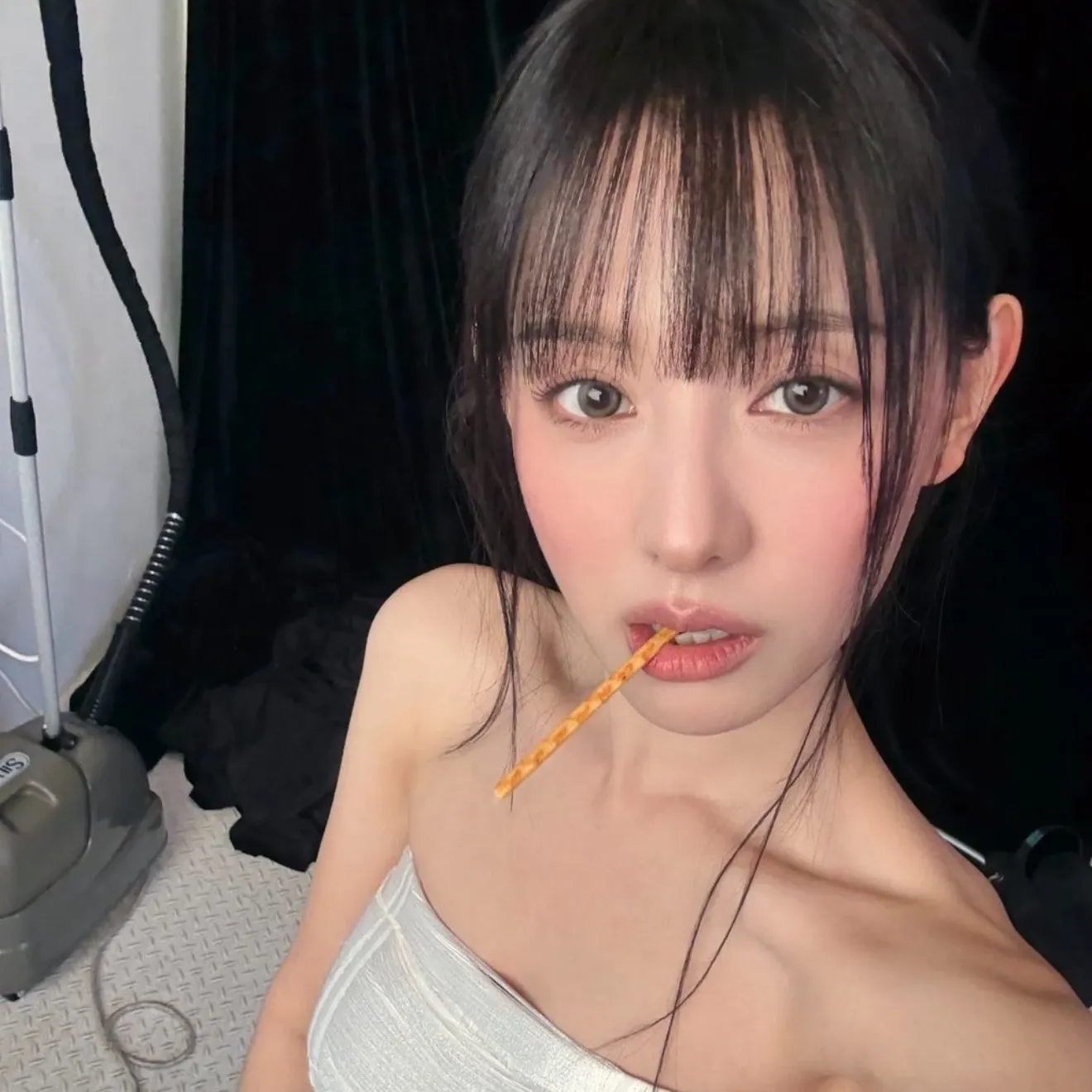 Behind-the-scenes cut of Kim Jiwon