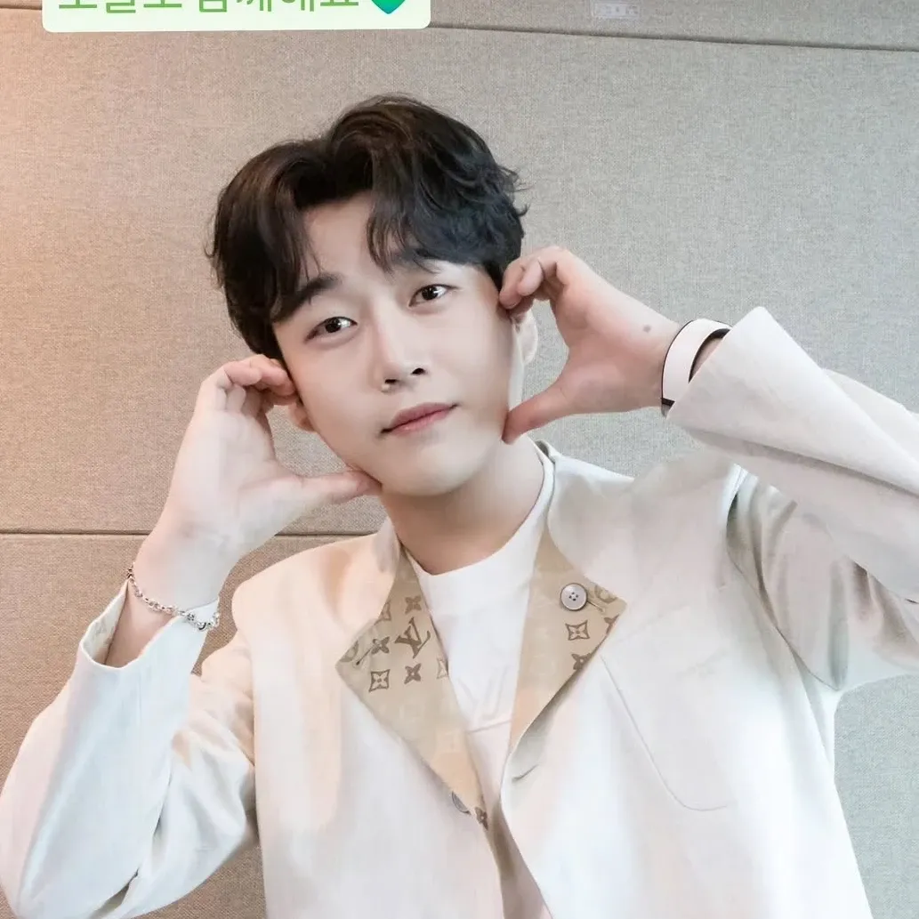 Behind-the-scenes cut of Hwang Youngwoong