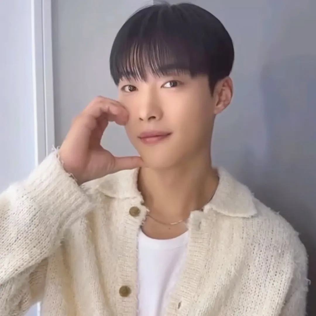 A moment captured by a fan of Woo Dohwan