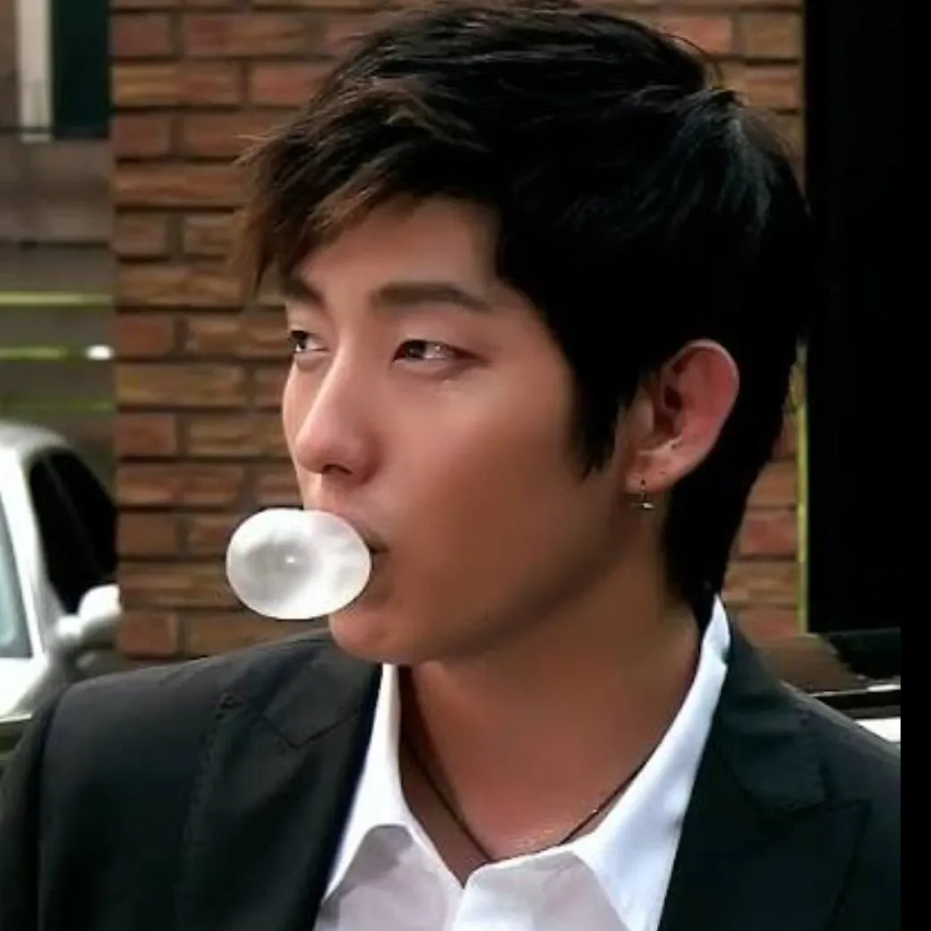 Behind-the-scenes cut of Lee Joongi