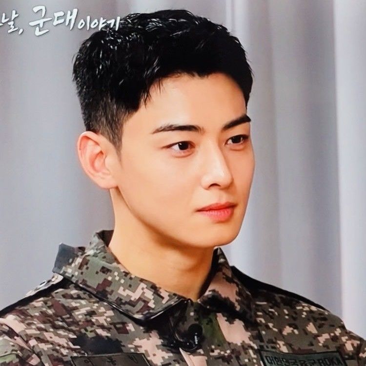 Behind-the-scenes cut of Cha Eunwoo