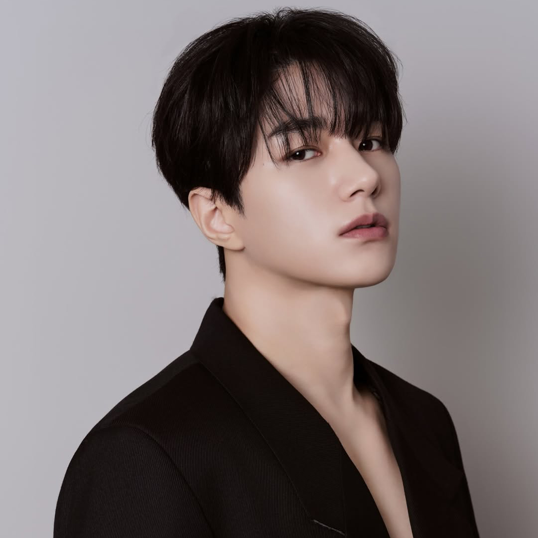 A moment captured by a fan of Kim Myungsoo (L)