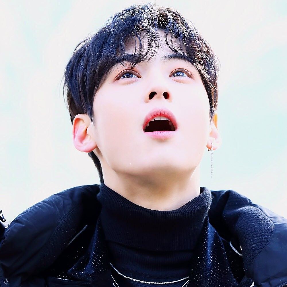 Behind-the-scenes cut of Cha Eunwoo