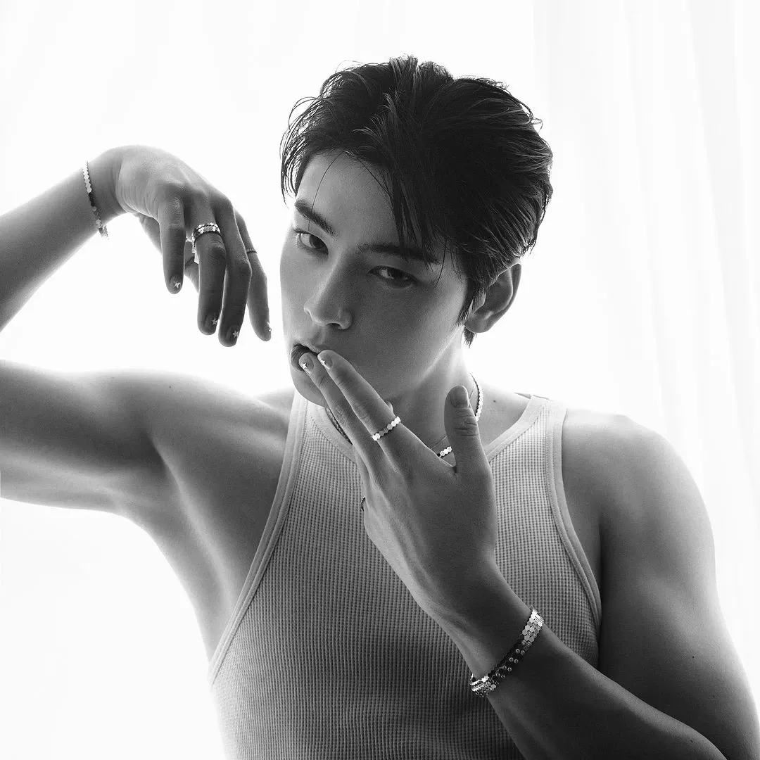 Behind-the-scenes cut of Cha Eunwoo