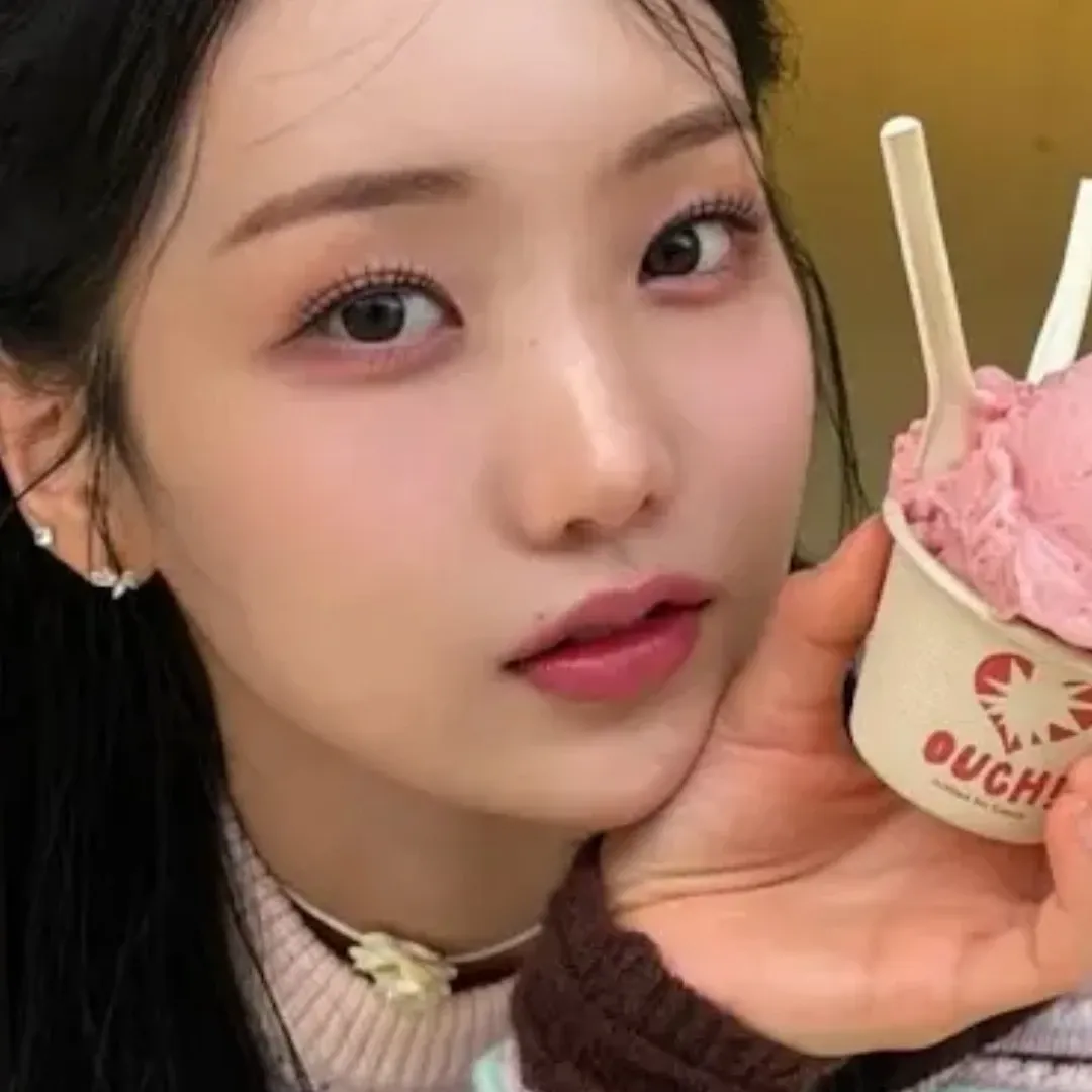 Behind-the-scenes cut of Kim Soyeon (2004)