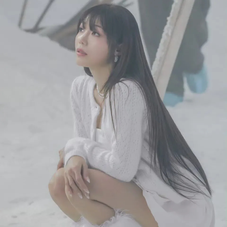 Behind-the-scenes cut of Jung Eunji