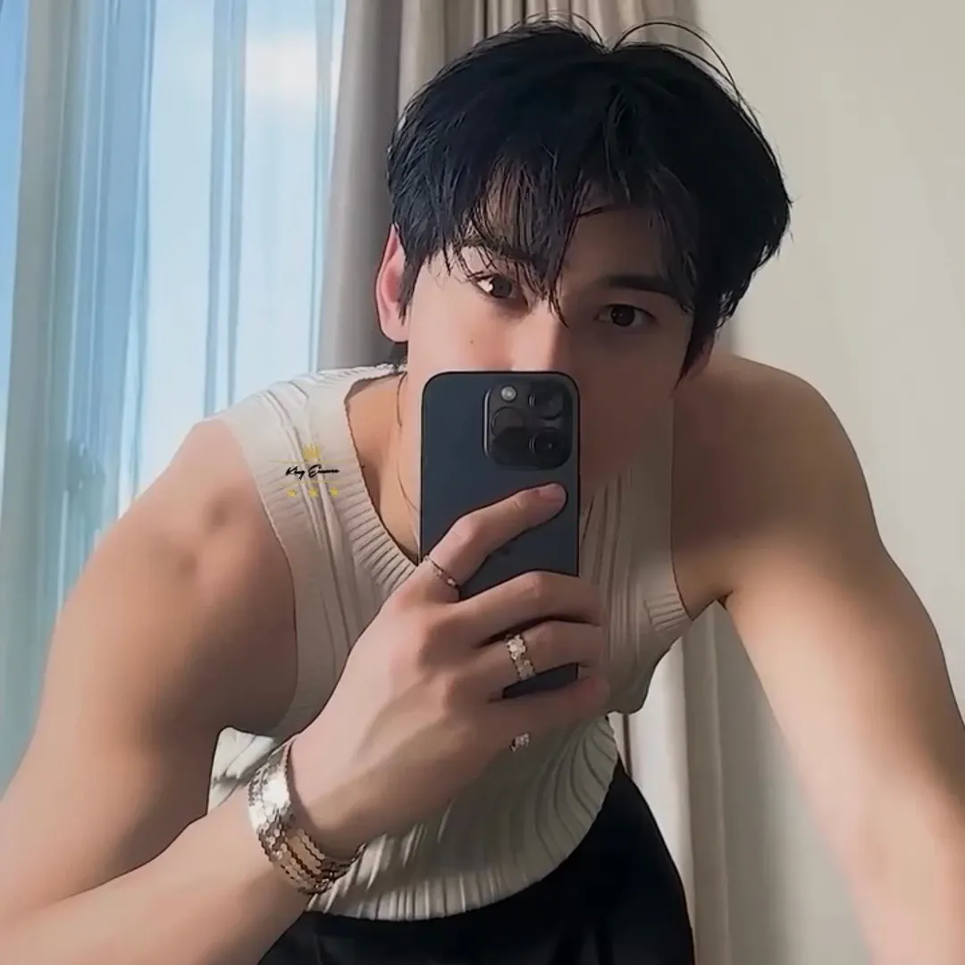 Behind-the-scenes cut of Cha Eunwoo