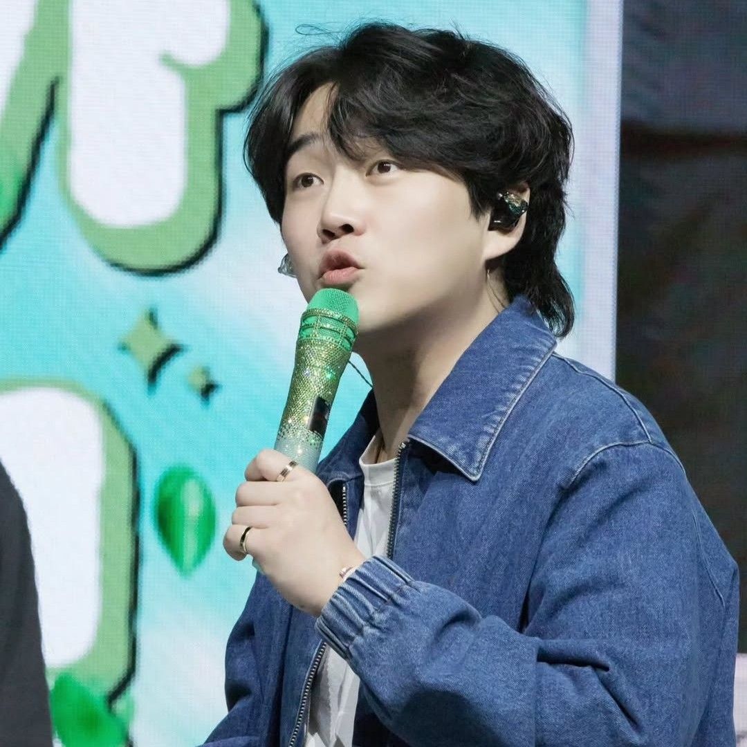 A moment captured by a fan of Hwang Youngwoong