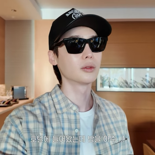 A moment captured by a fan of Lee Jongsuk