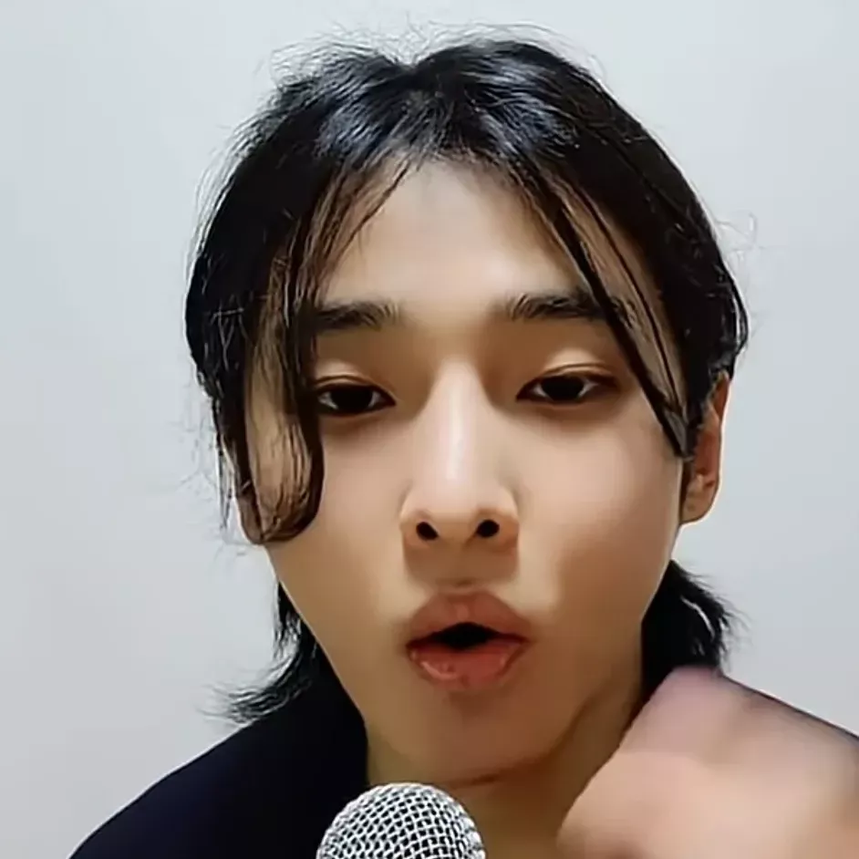 A moment captured by a fan of Seong Ri