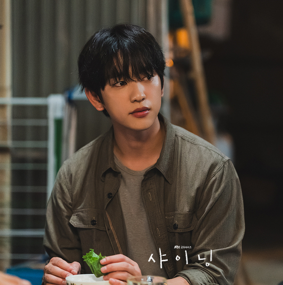 A moment captured by a fan of Park Jinyoung