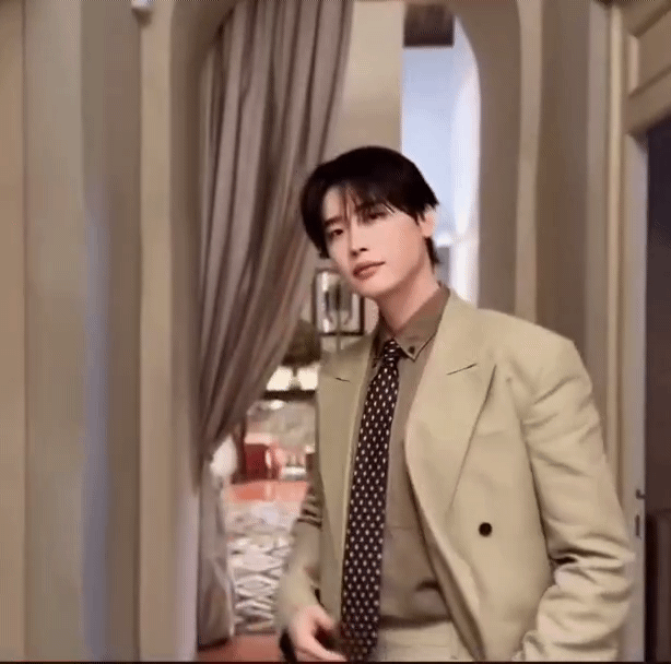 Behind-the-scenes cut of Lee Jongsuk