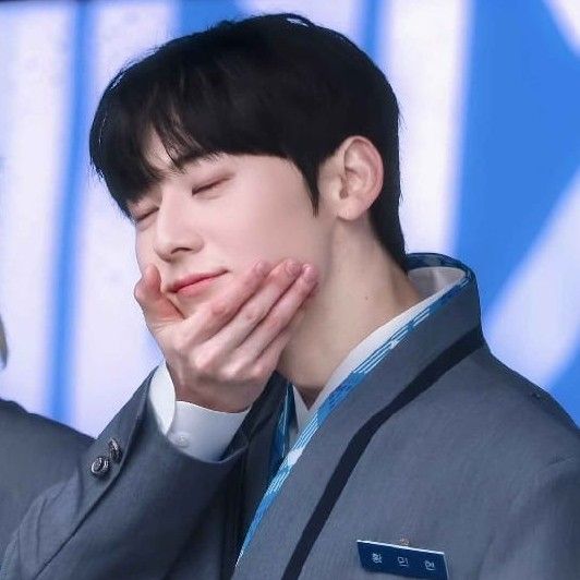 A moment captured by a fan of Hwang Minhyun