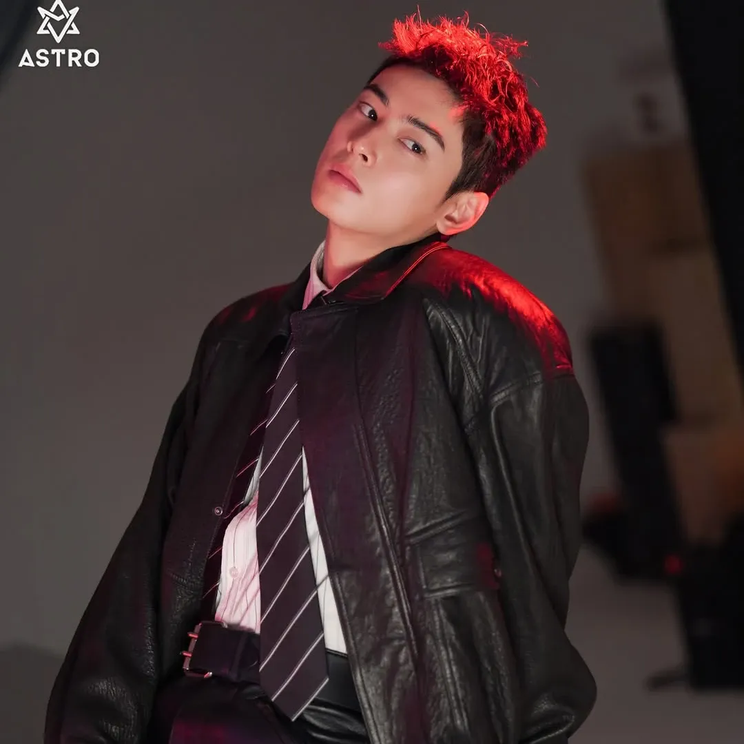 Behind-the-scenes cut of Cha Eunwoo