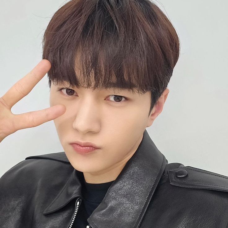 Behind-the-scenes cut of Kim Myungsoo (L)